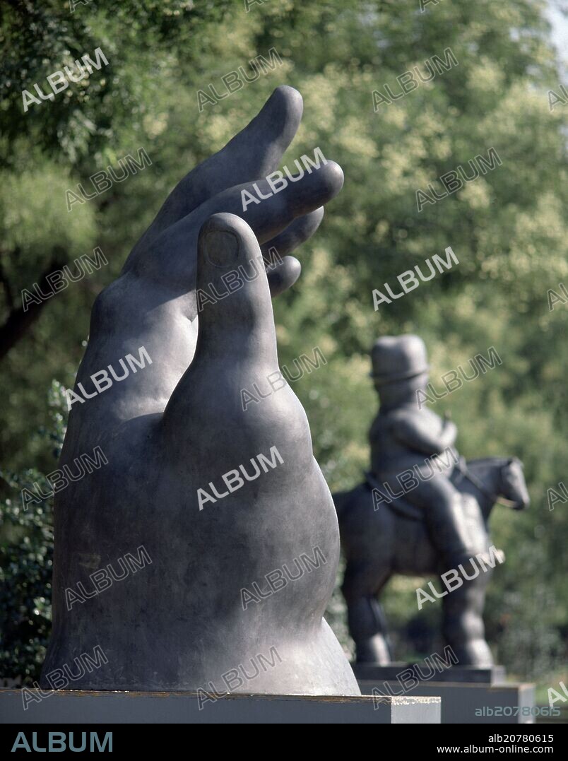 FERNANDO BOTERO. LA MANO AL FONDO HOMBRE A CABALLO.