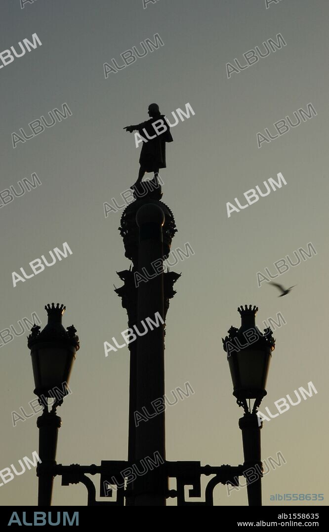 CATALUÑA. BARCELONA. Vista de la silueta del monumento a COLON, obra de Rafael ATCHE. En primer término farola.
