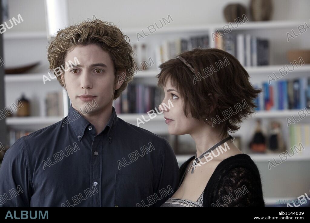 ASHLEY GREENE and JACKSON RATHBONE in TWILIGHT, 2008, directed by CATHERINE HARDWICKE. Copyright IMPRINT ENTERTAINMENT/MAVERICK FILMS/SUMMIT ENTERTAINMENT/ / SOREL, PETER.