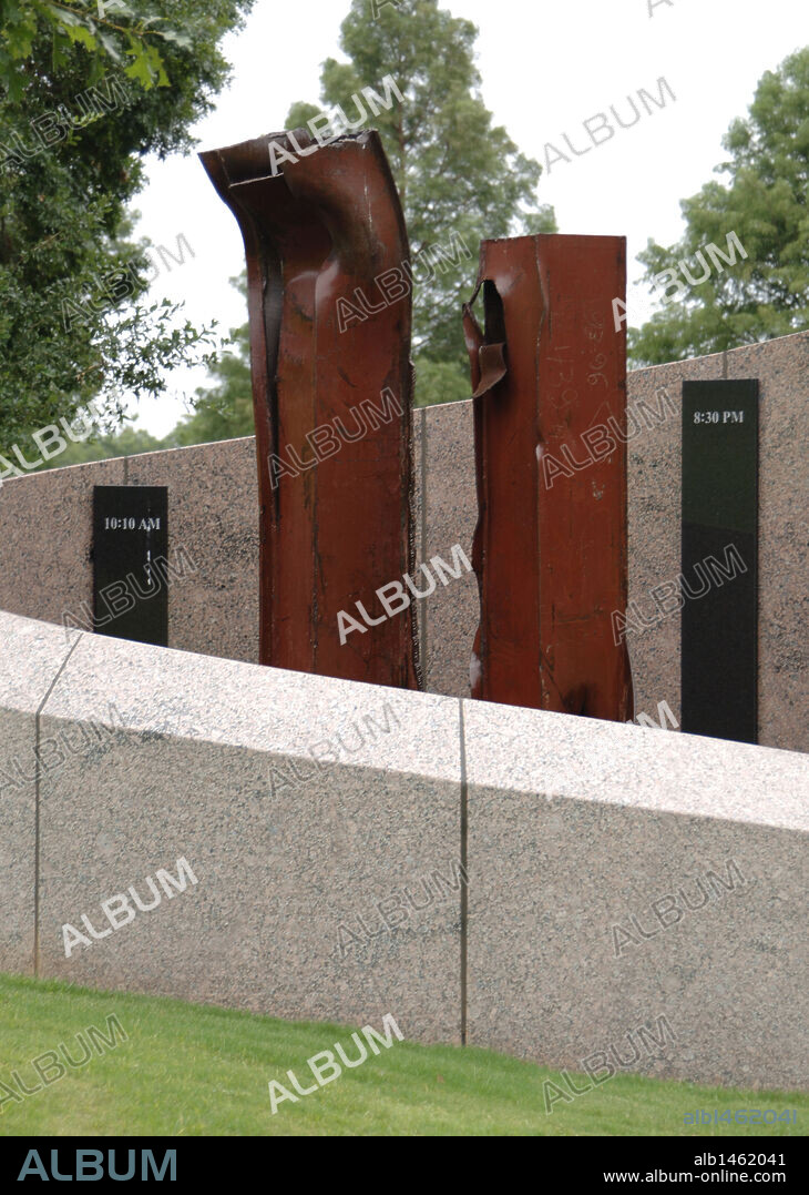 ATENTADO TERRORISTA A LAS TORRES GEMELAS (Nueva York) del 11 de septiembre de 2001, cometido por la organización terrorista Al Qaeda. "MEMORIAL DEL 11 DE SEPTIEMBRE". Monumento realizado con dos pedazos de las vigas de acero de las Torres, que representan a los edificios. Cementerio Estatal de Texas. Austin. Estado de Texas. Estados Unidos.