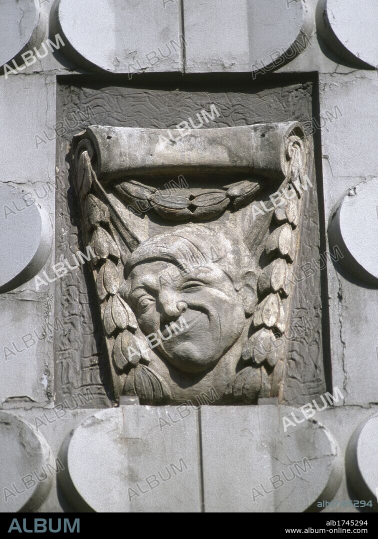 PABLO PICASSO. ARTE S. XIX. MODERNISMO. GARGALLO, Pau (1881-1934). CARA DE PICASSO rodeada de laureles que se encuentra en la fachada del Cine Bosque. BARCELONA. Cataluña.