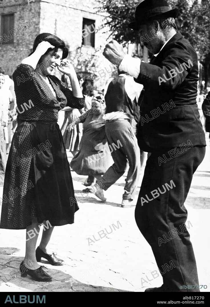 ANNA MAGNANI et ANTHONY QUINN dans THE SECRET OF SANTA VITTORIA, 1969, réalisé par STANLEY KRAMER. Copyright UNITED ARTISTS.
