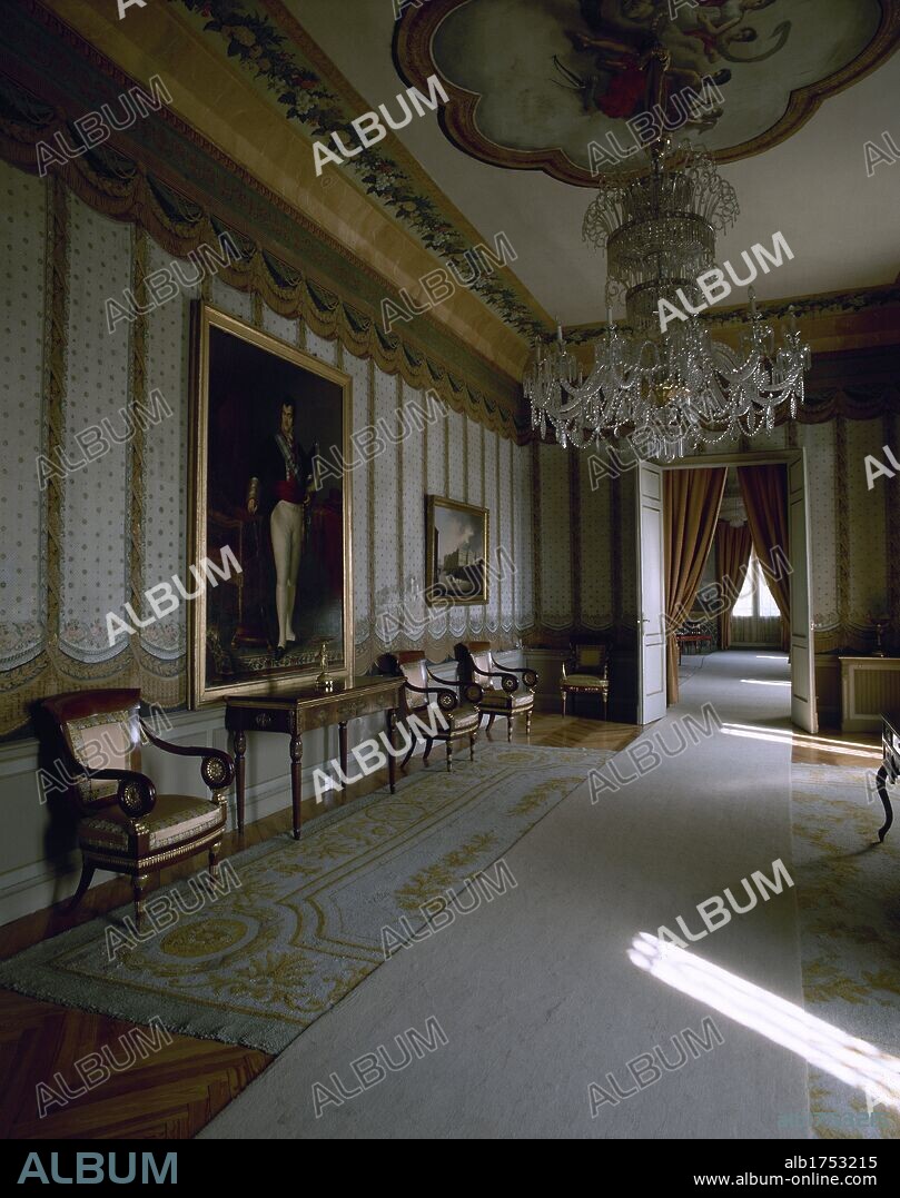 ARTE S. XVIII. ESPAÑA. LA QUINTA. Casa de campo construida en el siglo XVIII por don Alonso FERNANDEZ MANRIQUE DE LARA, duque de Arco y alcaide del Real Sitio de El Pardo. En 1745 su viuda donó la propiedad a Felipe V y a su esposa. Fue reconstruida en 1971. Vista del exterior. Vista de una sala. EL PARDO. Comunidad de Madrid. PATRIMONIO NACIONAL.