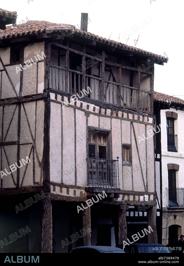 CASA DEL SIGLO XV CONSTRUIDA EN ADOBE Y CON ENTRAMADO DE MADERA. LA LEYENDA LA CONSIDERA LA CASA DE DOÑA SANCHA ESPOSA DE FERNAN GONZALEZ.