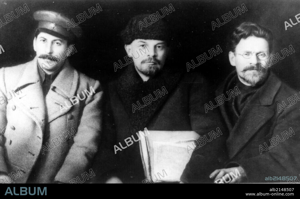 Lenin (c), stalin (l) and kalinin (r) in 1919.