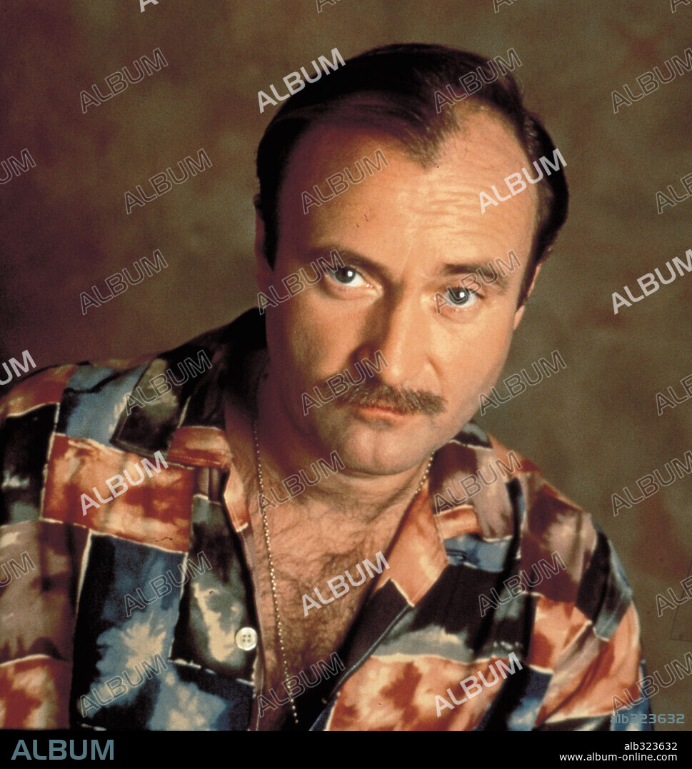 PHIL COLLINS en EN EL FILO DE LA DUDA, 1993 (AND THE BAND PLAYED ON), dirigida por ROGER SPOTTISWOODE. Copyright HOME BOX OFFICE/ODYSSET ENT.