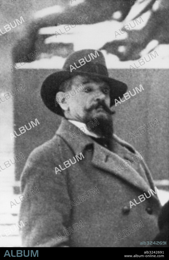 Orig. bildtext... AUS MANN WIRD FRAU! Der dänische Maler Einar Wegener, der Jahre lang verheiratet gewesen war, ist nach Meldungen der Presse durch eine Operation des bekannten Dresdener Gynäkologen Professor Dr. Warnekross in eine Frau verwandelt worden. Er - oder vielmehr nunmehr sie - hat den Namen Lilli Elven angenommen. Die Ehe wurde angeblich nicht geschieden sondern für ungültig erklärt und es heisst, dass Lilli Elven, der frühere Einar Wegener, seinen Beruf als Maler aufgegeben habe. Unser Bild zeigt Professor Dr. Warnekross, der die Zwitter-Operation erfolgreich vornahm. Anm. K Warnekros, 1882-1949, tysk läkare och gynekolog, chef för Dresdens kvinnoklinik 1925-1949. Doktor Warnekros genomförde fyra av fem könsoperationer av den danske konstnären Einar Wegener, sedermera Lili Elbe (1882-1931). CD409 persons: KURT WARNEKROS sites: DRESDEN;TYSKLAND PhotoDate:193?-??-??.