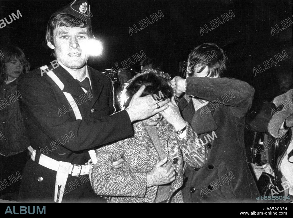 Attentat mot västtyska ambassaden i Stockholm 1975. poliser och kvinna som tagits som gisslan. Organisationer Baader-Meinhof Attentat mot västtyska ambassaden i Stockholm 1975. (c) Åke Thim / Sydsvenskan / IBL.