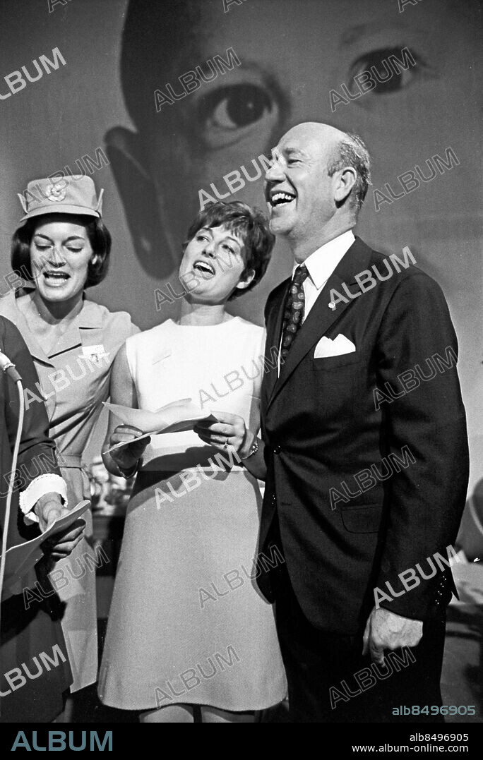 1969-09-24.. HYLANDS HÖRNA. Underhållningsprogram i TV med programledaren Lennart Hyland, som blir firad på sin 50-årsdag.. Sänt under säsongen 1969.. Här ses Hyland bli uppvaktad av två "gamla" värdinnor från olika Hyland-program, Sonja Lagerwall (tv) och Agneta Ljungström.. Foto: Anna Asp / RiR / SVT / Kod: 5600. RiR 19587 sv/v . Trio.
