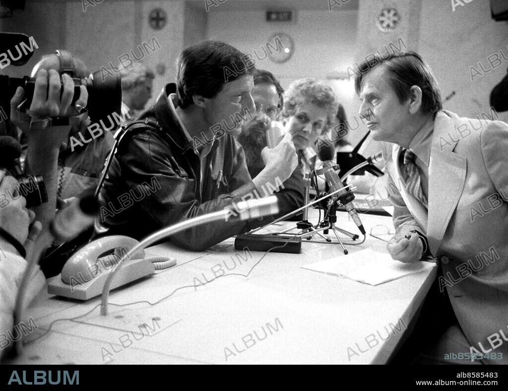 ARKIV 19840522 Statsminister Olof Palme håller en presskonferens under säkerhetskonferensen i Stockholm där han ger en deklaration om där flera medlemsländer i FN vill ha hårdare tag mot mot kärnvapen upprustningen i världen och kräver en snar nedrustning av dagens kärnvpen. Foto: Bert Mattsson Kod: 1004 . COPYRIGHT SCANPIX SWEDEN.