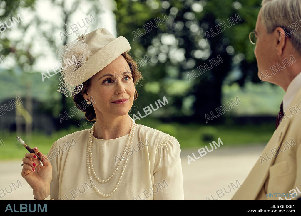 KYLE MacLACHLAN and SOFIA HELIN in ATLANTIC CROSSING, 2020, directed by ALEXANDER EIK and JANIC HEEN. Copyright NORSK RIKSKRINGKASTING (NRK).
