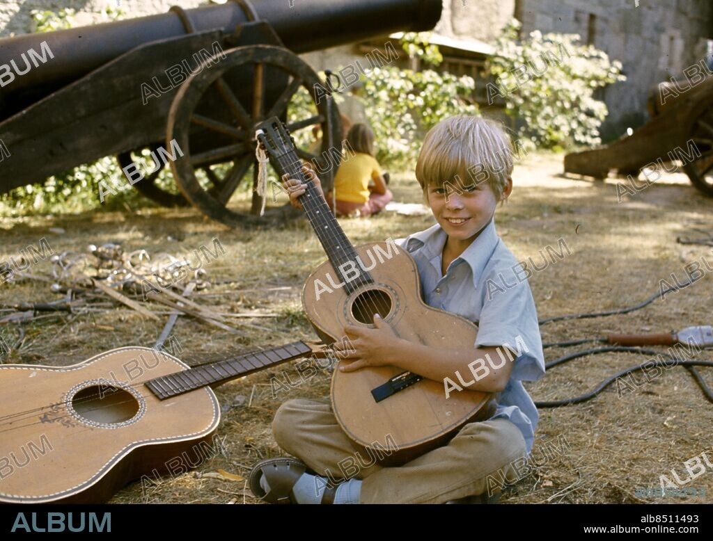 ARKIV 1969AUG. Barnskådespelaren Pär Sundberg i rollen som Tommy spelar på en gitarr under filminspelningen av "Pippi på de sju haven" på borggården i Vaxholms fästning strax utanför Stockholm i augusti 1969.. Foto: Jan Collssiöö / SCANPIX / Kod: 1001.