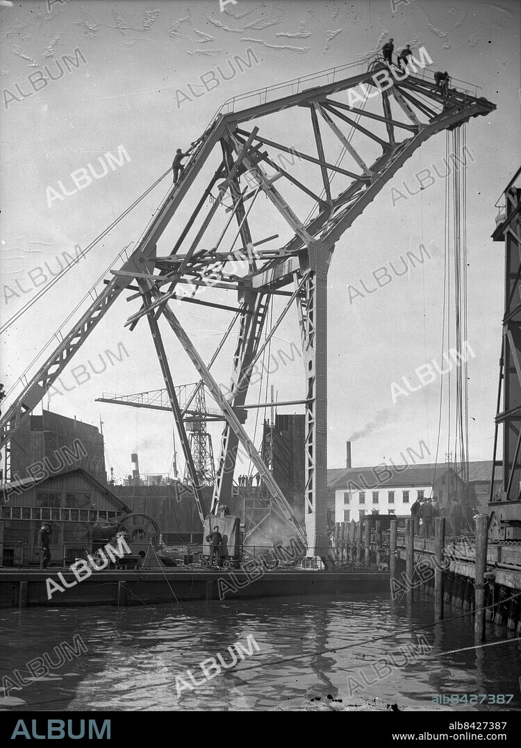 Göteborg 1923-04-20 - Ny pontonkran byggs på Götaverken *** Local Caption *** Krep KT 05img299.jpg. KAMERAREPORTAGE.
