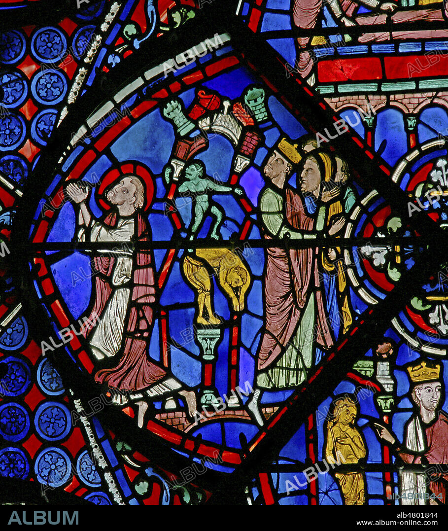Pendant que St Thomas prie, un demon detruit une statue sour les yeux du roi. Vitrail de la cathedrale de Chartres datant du 13e, XIIIe s. Credit : Collection COWEN/KHARBINE-TAPABOR.