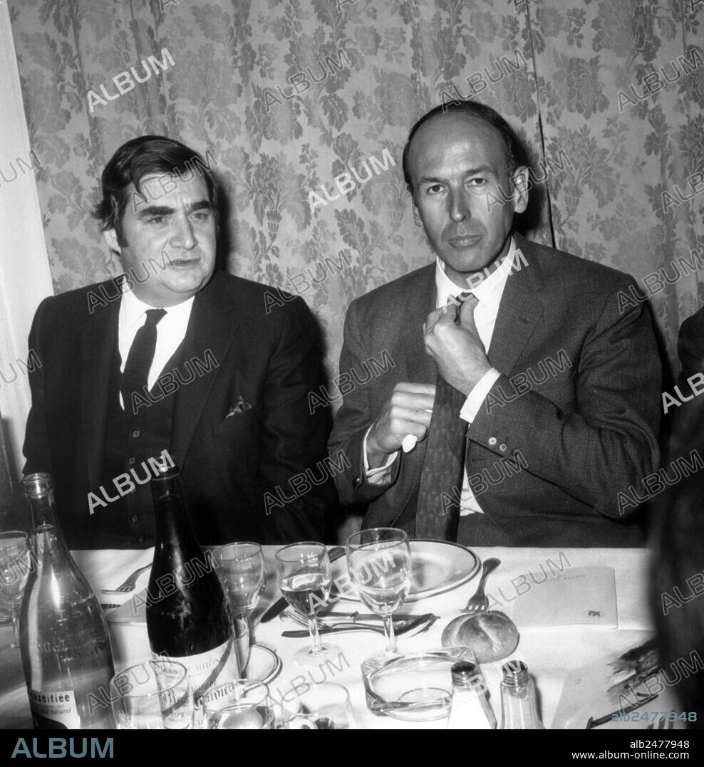 Pierre Salinger et Valery Giscard D'Estaing during the dinner of the club "perspectives et realites" a Paris, on march 5th, 1969.