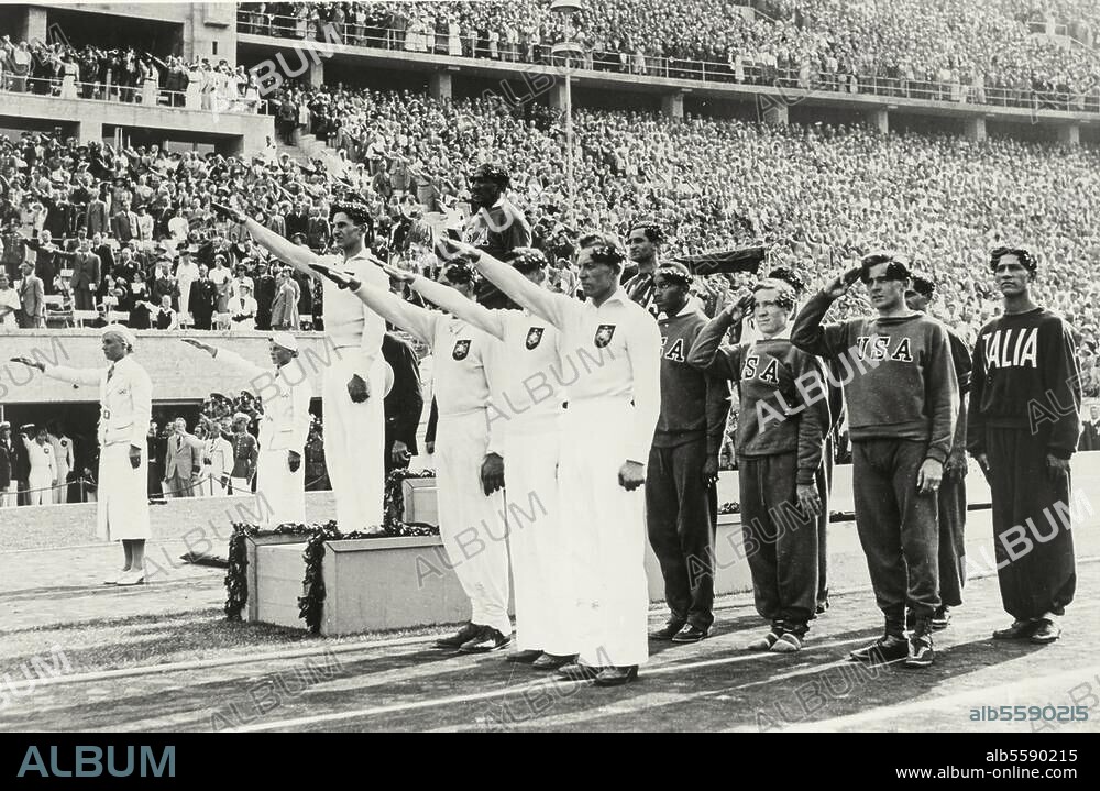Berlin, 1. bis 16. August 1936. XI. Olympische Spiele. - Siegerehrung für den 4 × 100-m-Staffellauf: vorn die deutsche Mannschaft, die den 3. Platz belegte, in der Mitte die Siegermannschaft aus den USA mit Jesse Owens, Ralph Metcalfe, Foy Draper, Frank Wykoff, dahinter die Italiener auf dem. 2. Platz). Foto, 9.8.1936.