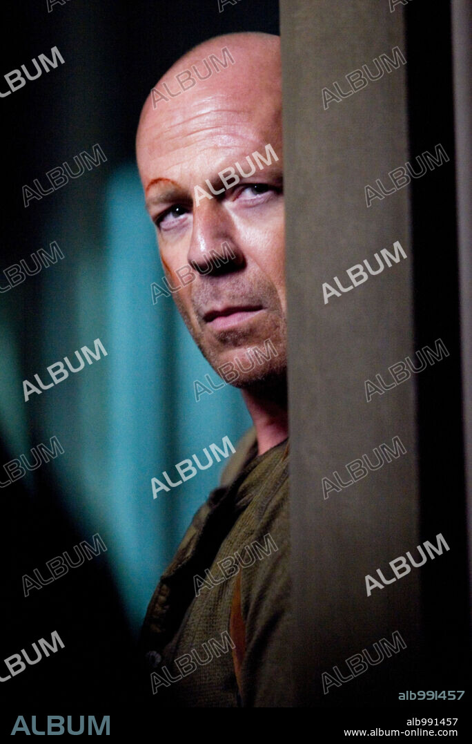BRUCE WILLIS in LIVE FREE OR DIE HARD, 2007, directed by LEN WISEMAN. Copyright CHEYENNE ENTERPRISES/DUNE ENTERTAINMENT/INGENIOUS FILM PARTN / MASI, FRANK.