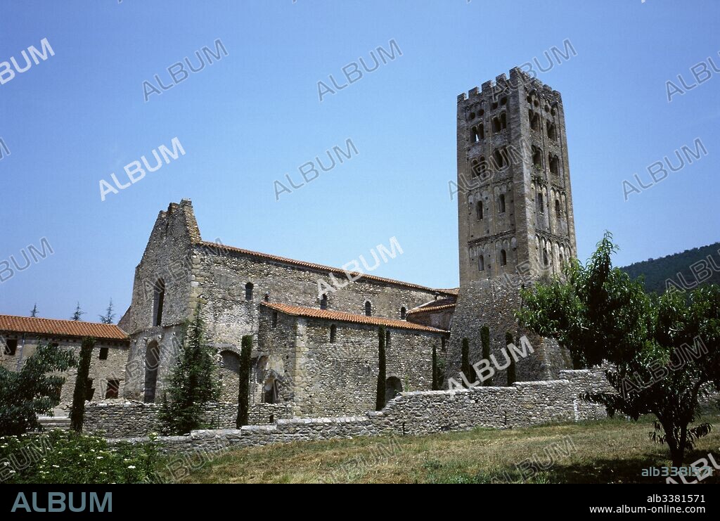 Sant Miquel de Cuixà. Abadía benedictina fundada en el siglo IX por los Condes de Cerdeña. Vista de la iglesia prerrománica del siglo X y el campanario románico de estilo lombardo que data del siglo XI. Rosellón. Francia.
