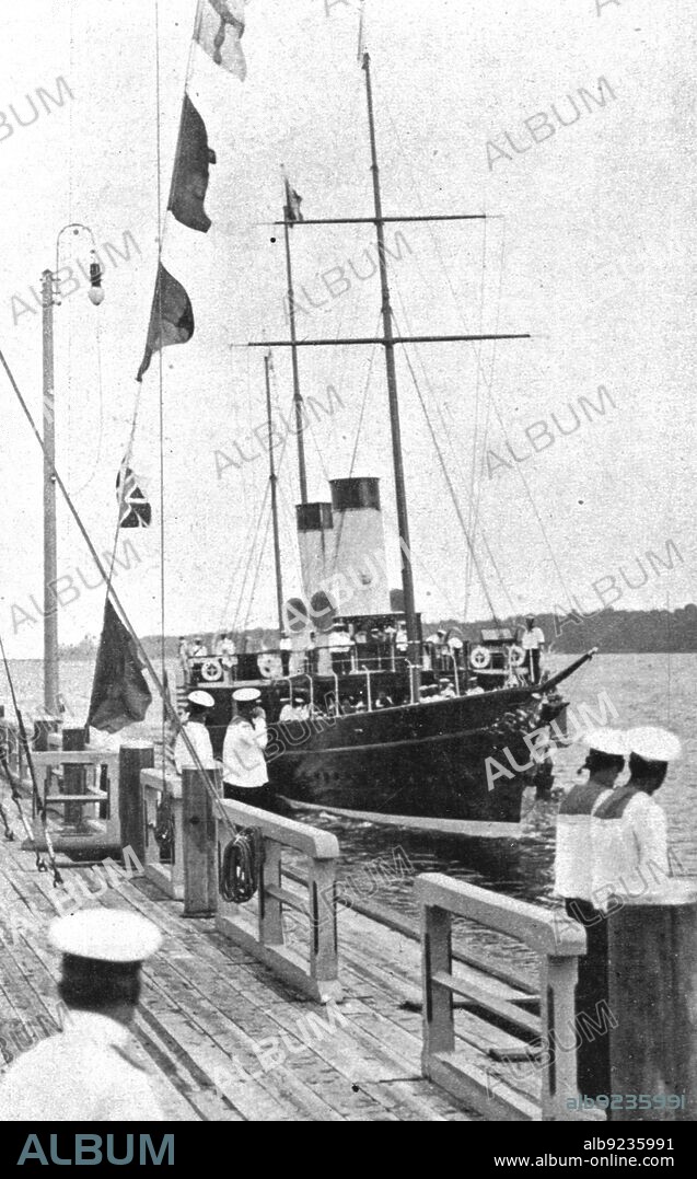 ''Le President de la Republique en Russie; Le yacht 'Alexandria', amenant de Cronstadt le Tsar et le President, accoste au debarcadere imperial de Peterhof. From "L'Album de la Guerre 1914-1919, Volume I" [L'Illustration, Paris, 1924].