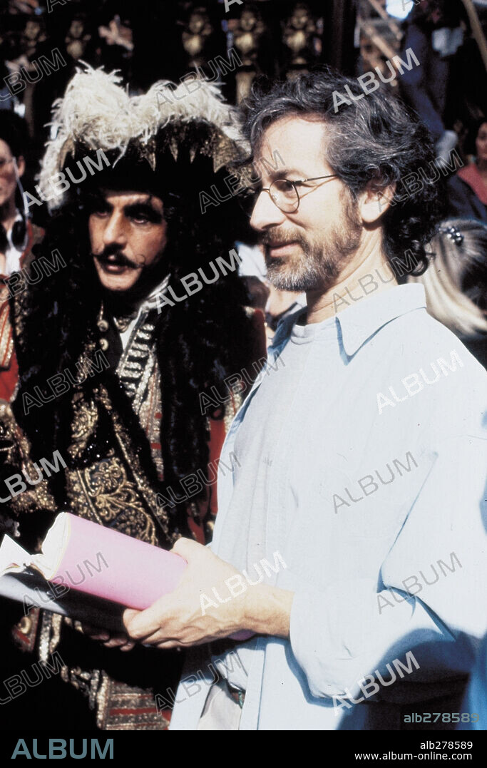 DUSTIN HOFFMAN and STEVEN SPIELBERG in HOOK, 1991, directed by