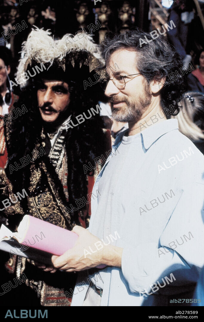 DUSTIN HOFFMAN and STEVEN SPIELBERG in HOOK, 1991, directed by STEVEN SPIELBERG. Copyright COLUMBIA TRI STAR.