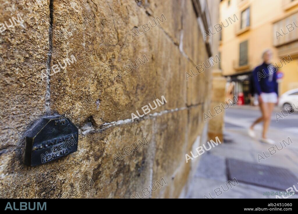 kilometro cero de la ciudad de Palma en la fachada del ayuntamiento, plaza de Cort, Palma, mallorca, islas baleares, Spain, europa.