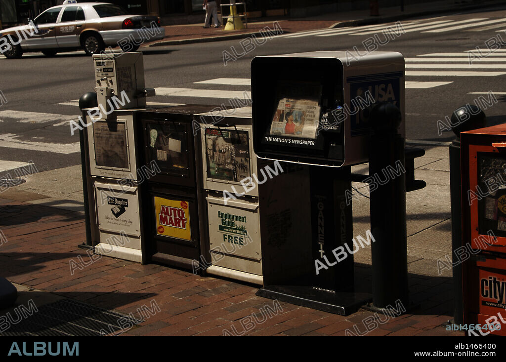 MAQUINAS de venta de PERIODICOS en Market street. FILADELFIA (PHILADELPHIA). Estado de Pensilvania. Estados Unidos.