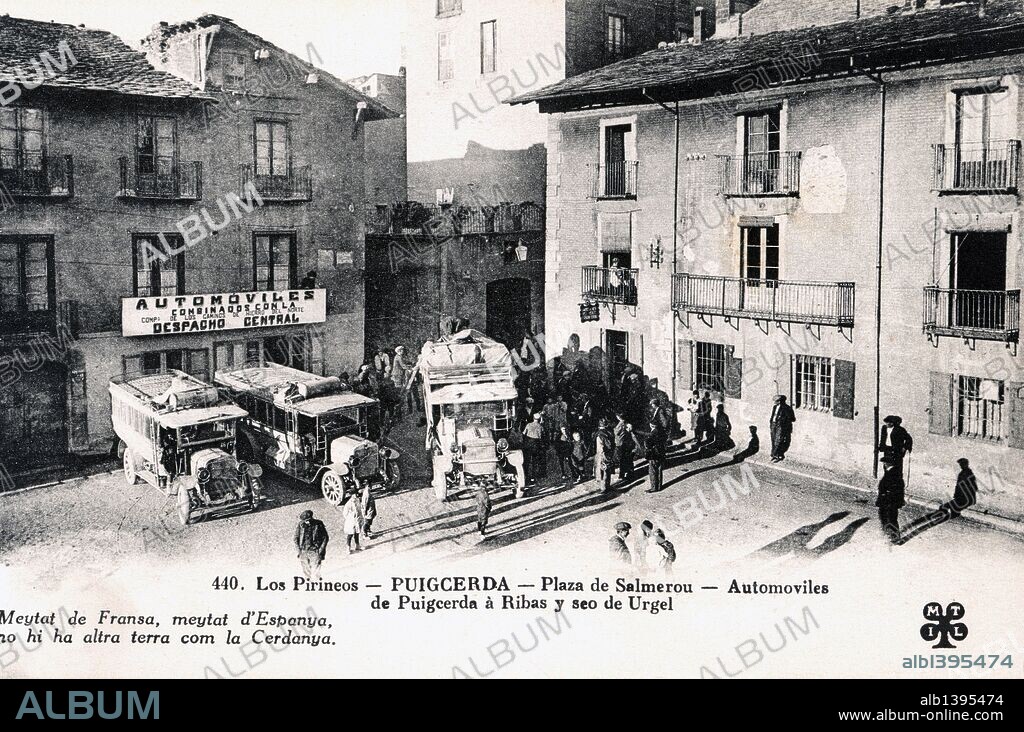 Tarjeta postal. Automóviles para el transporte de viajeros estacionados en la plaza de Salmerón en Puigcerdá. Línea de Puigcerdá a Ribas de Fresser y Seu d'Urgell. Años 1919.