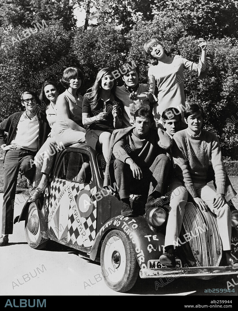 EMILIO GUTIERREZ CABA y KARINA en LOS CHICOS DEL PREU, 1967, dirigida por PEDRO LAZAGA. Copyright PEDRO MASO P.C.