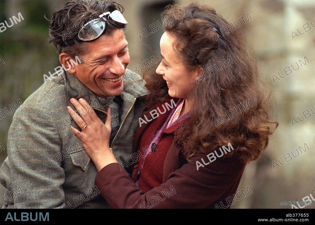 JACQUES GAMBLIN et MARIE DESGRANGES dans LAISSEZ-PASSER, 2002, réalisé par BERTRAND TAVERNIER. Copyright LITTLE BEAR/LES FILMS ALAIN SARDE/FRANCE 3 CINEMA/FRANCE 2.