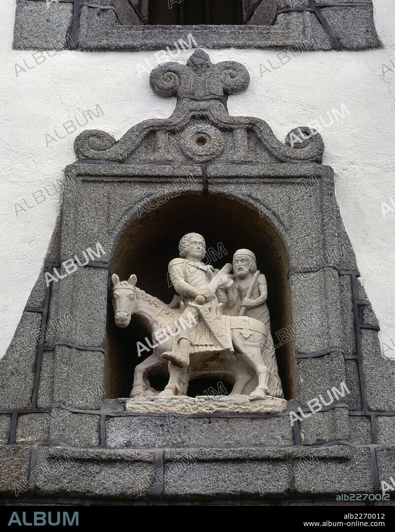 MARTIN DE TOURS, San (siglo IV). Obispo de Tours (373). Fundó el primer monasterio de las Galias, el de Ligugé en el año 360. Escultura con la representación del santo partiendo su capa con un pobre. Está situada en una hornacina de la fachada de la IGLESIA DE SAN MARTIN DE TOURS. SAN MARTIN DE VALDEIGLESIAS. Comunidad de Madrid. España.