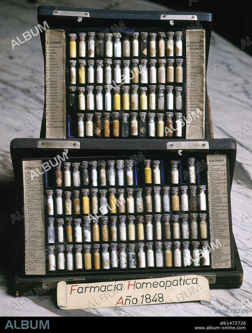 BOTIQUIN DE FARMACIA HOMEOPATICA (1848). Real Botica Militar del s. XVIII. Ceuta. España.