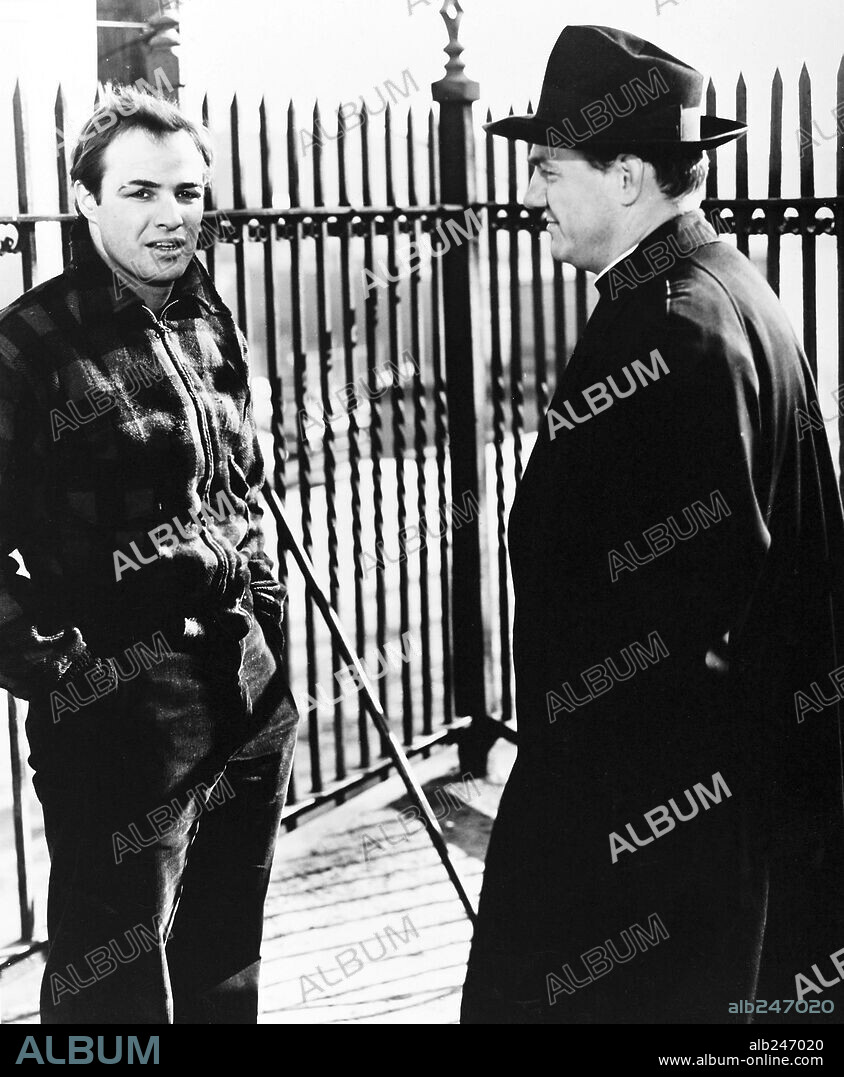 KARL MALDEN and MARLON BRANDO in ON THE WATERFRONT (1954), directed by ELIA KAZAN. Copyright COLUMBIA PICTURES.