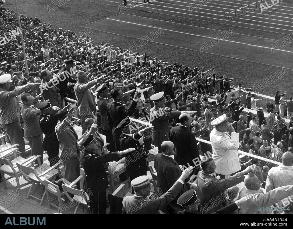 TYSKLAND BERLIN 1936-08-06.. Führerlogen och publik under prisutdelningen till Gerhard Stöck, tysk segrare i spjutkastning vid olympiska sommarspelen i Berlin 1936. I främre raden från vänster ses Franz von Epp, riksståthållare i Bayern, Wilhelm Frick, tysk inrikesminister, Joseph Goebbels, tysk propagandaminister, Umberto, kronprins av Italien, Adolf Hitler, tysk rikskansler och führer, Boris III, kung av Bulgarien, samt Hermann Göring, tyska riksdagens talman.. Foto: Scherl Bilderdienst / AB Text & Bilder / SVT / Kod: 5600. Tysk originalbildtext.. Mapp: Olympiareportage Diverse bilder I 263s. Hitlerhälsningar Nazisthälsningar.
