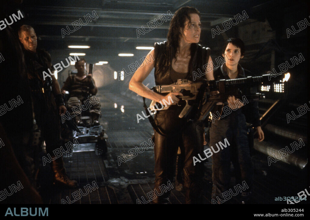 SIGOURNEY WEAVER y WINONA RYDER en ALIEN RESURRECCIÓN, 1997 (ALIEN: RESURRECTION), dirigida por JEAN-PIERRE JEUNET. Copyright 20TH CENTURY FOX / TENNER, SUZANNE.