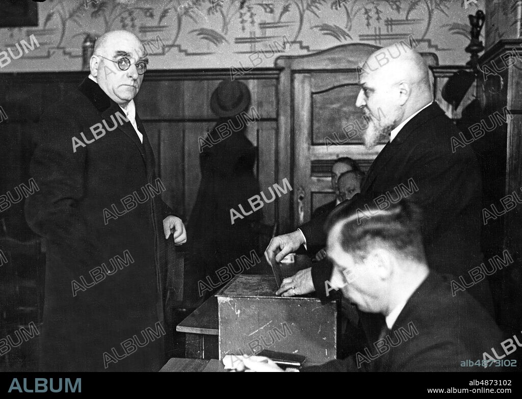GERMANY BERLIN 1932-03-13. Orig. caption ... THE PRESIDENT PRESIDENT ELECTED. As one of the first to be satisfied today early on, the Prussian Prime Minister Braun fulfilled his obligation to vote in the polling station in Zehlendorf U.B.z. Prime Minister Braun at the ballot box. Photo: AB Text & Bilder / SVT / Code: 5600 Folder: Germany Presidential election 1932-03-13 Election day 4937 O Braun, (1872-1955) German Social Democratic politician, Prussian Prime Minister 1920-1932. Voting Ballot boxes Hand in pocket Profiles Polling stations persons: OTTO BRAUN sites: BERLIN; GERMANY.