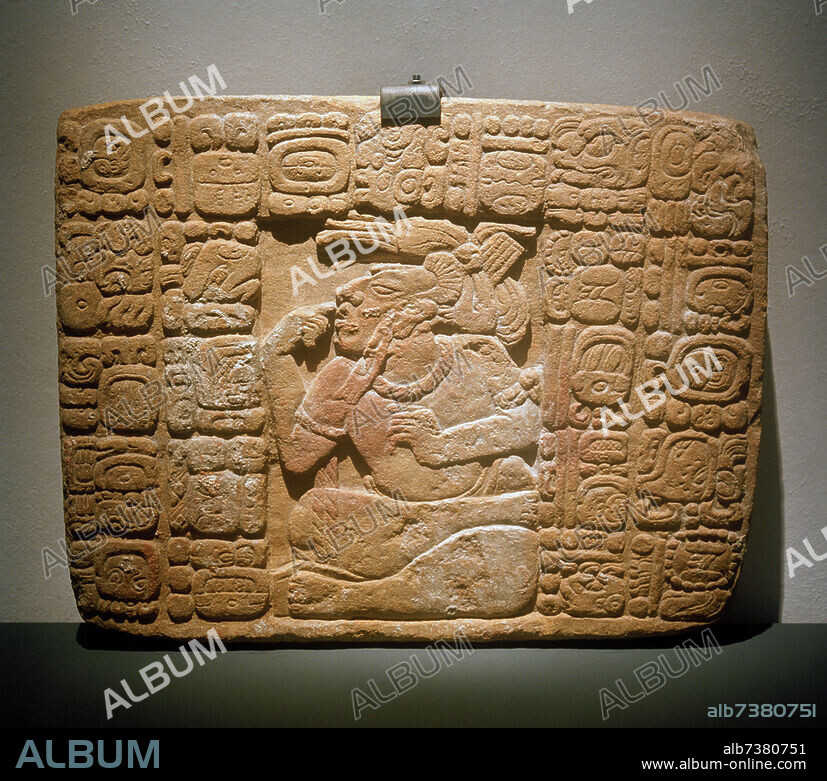 Mayan culture, Late classic, around 600-900 AD. - Prisoner. - (With documentation of a fire ritual). (Monument 159). Sandstone. Origin: Toniná, Chiapas. Ocosingo, INAH Museo de Sitio de Toniná.
