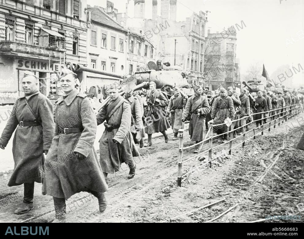 World War Two / the Red Army captures Berlin, 16 April 1945 to the surrender on 2 May 1945. Soldiers of the red Army march into Berlin. Photo, c. May 1945.