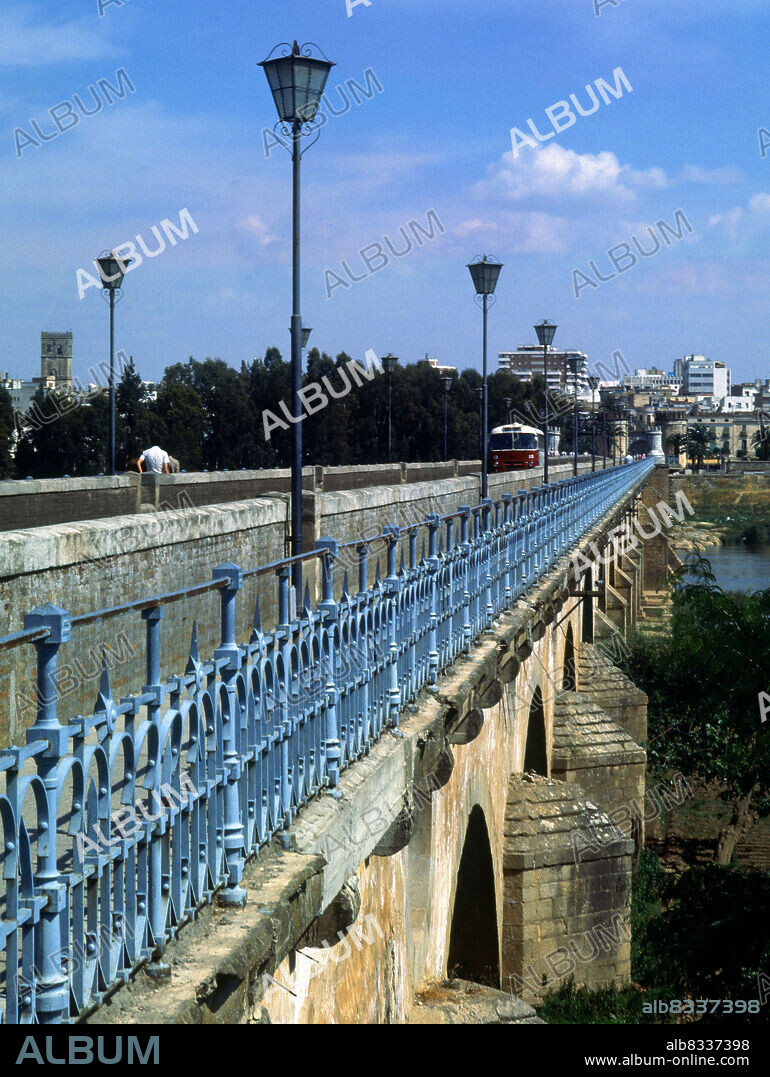 PUENTE DE PALMAS CONSTRUIDO EN 1460 SOBRE EL RIO GUADIANA.