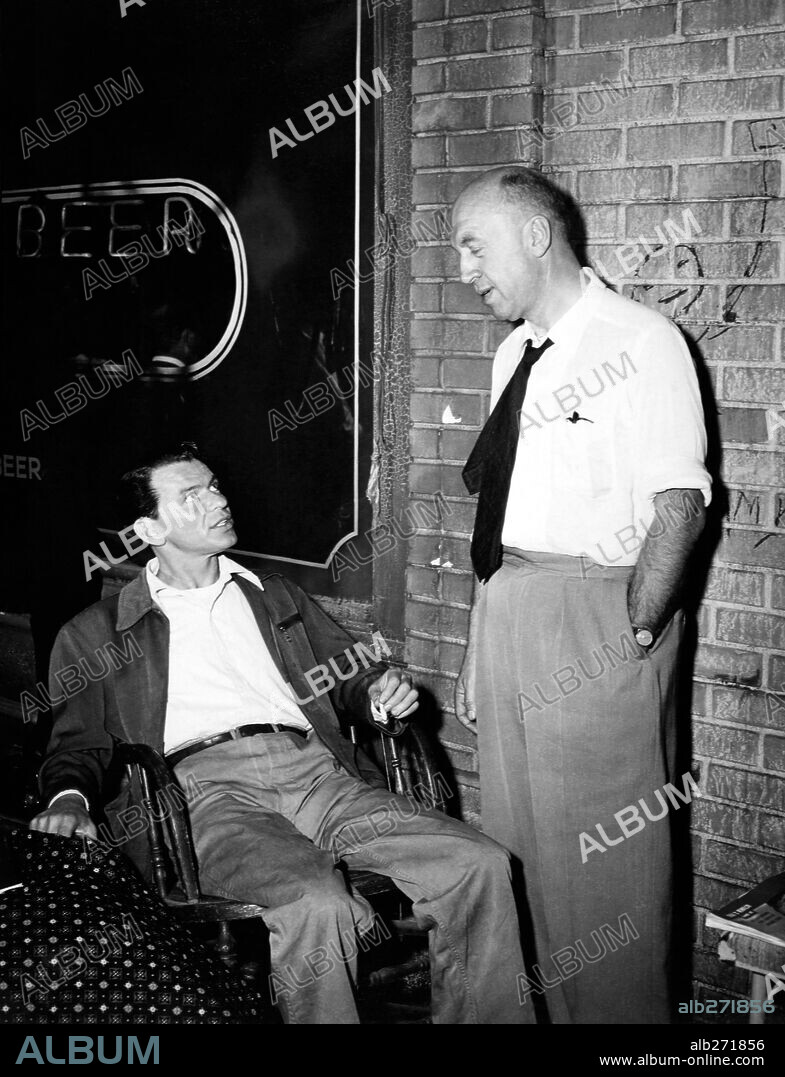 FRANK SINATRA und OTTO LUDWIG PREMINGER in THE MAN WITH THE GOLDEN ARM, 1955, unter der Regie von OTTO PREMINGER. Copyright UNITED ARTISTS.