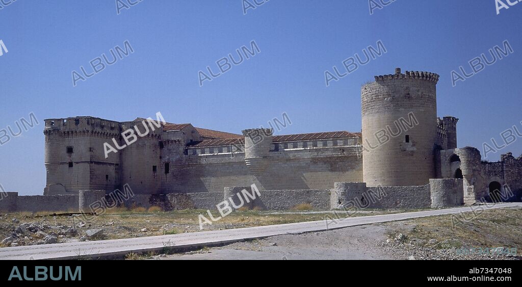 CASTILLO DE LOS DUQUES DE ALBURQUERQUE - CONSTRUIDO EN EL SIGLO XV Y REFORMADO EN EL SIGLO XVI Y XVIII.