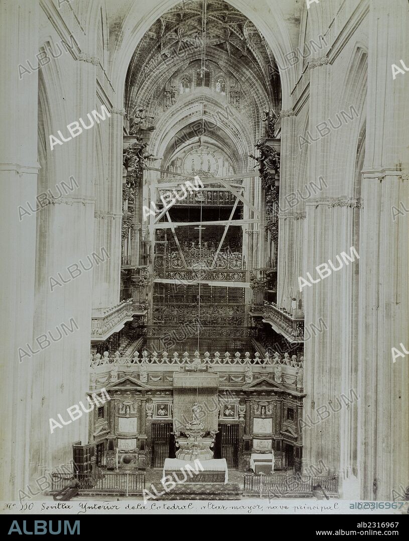 Sevilla, Interior de la Catedral: Altar Mayor y nave principal.