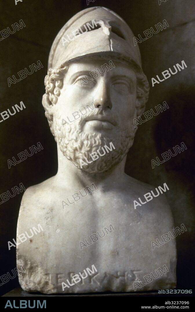 PERICLES (Atenas, 495 a. C. -Atenas, 429) a. C.) Político y orador ateniense. Jefe del Partido Democrático, se mantuvo quince años a la cabeza del Estado (443-429 a. C.). En su época, Atenas llegó al auge del poderío naval y colonial. Fomentó las artes y las letras. Busto. Copia romana de un original griego en bronce del 440-430 a. C. British Museum. Londres. Inglaterra.