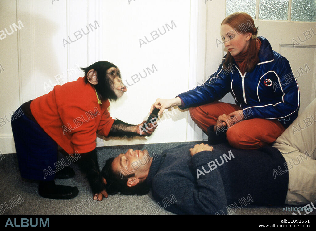 OUR CHARLY / Episode: Thick air / Sandra and Charly set off to pick up her stepsister. On the way they find Lutz Niemeyer's wallet. The two hope for a reward and return the wallet to its owner. When Lutz Niemeyer opens the door, he collapses. Scene: CHARLY and Sandra (KAYA MÖLLER) think about how they can help poor Lutz Niemyer (ALEXANDER MARIA VIRGOLINI). / Headline: OUR CHARLY.