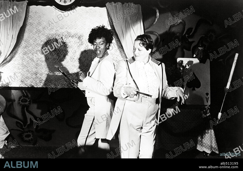 CC POUNDER y MARIANNE SAGEBRECHT en BAGDAD CAFE, 1987 (OUT OF ROSENHEIM), dirigida por PERCY ADLON. Copyright ISLAND PICTURES.