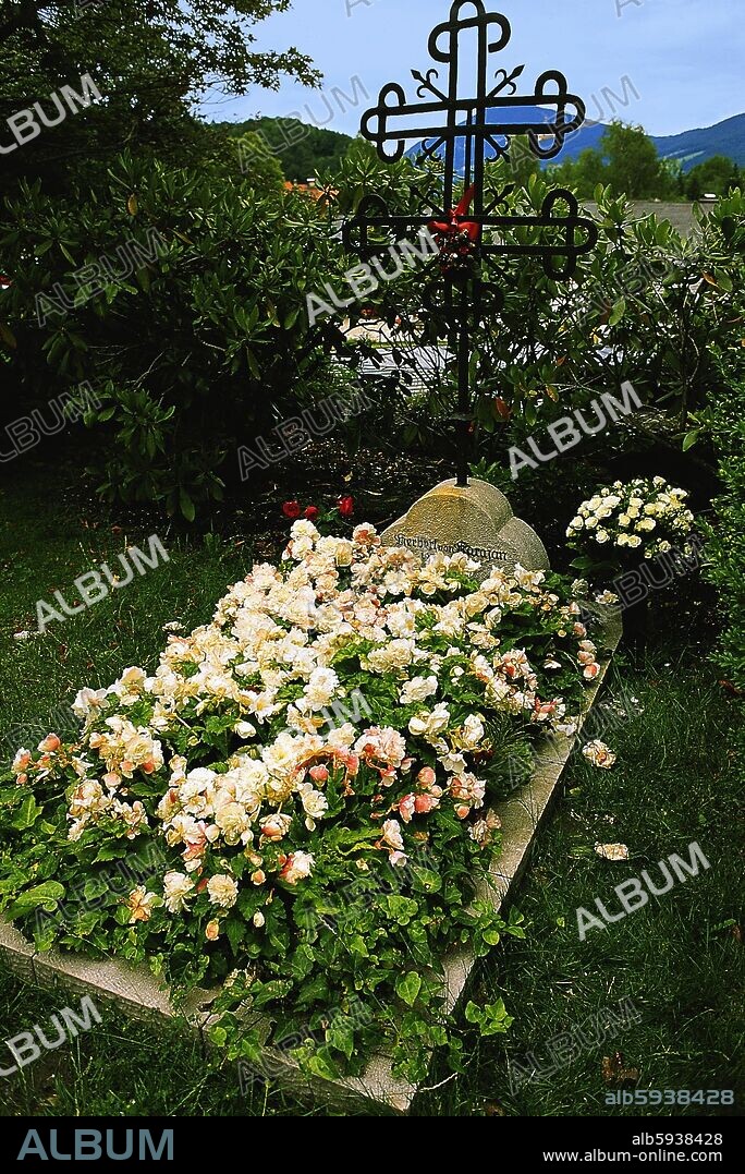 HERBERT CONDUCTOR KARAJAN. The grave of the conductor Herbert von Karajan (1912-1989) is located in Anif. The worldfamous conductor stemmed from Salzburg. His widow lives in Anif. The village is located in the Austrian federal state Salzburg. (undated picture).