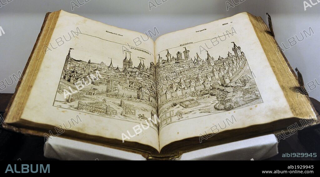 Las Crónicas de Núremberg (título en latín: Liber Chronicarum-"libro de las crónicas"-, título en alemán: Die Schedelsche Weltchronik-"Crónica del mundo de Schedel"-). Libro impreso en 1493. Editado en dos versiones: una latina (impresa el 12 junio 1493) y otra alemana (impresa el 23 diciembre 1493). Narra la historia universal basándose en el relato de la Biblia. Contiene numerosos grabados de ciudades de la época y por contener el primer mapa de Alemania impreso. Compilado por el médico Hartmann Schedel y grabado de Michael Wolgemuth. Ejemplar. Nürnberg, 23 diciembre. Museo Histórico Alemán (Deutsches Historisches Museum). Berlín. Alemania. Europa.