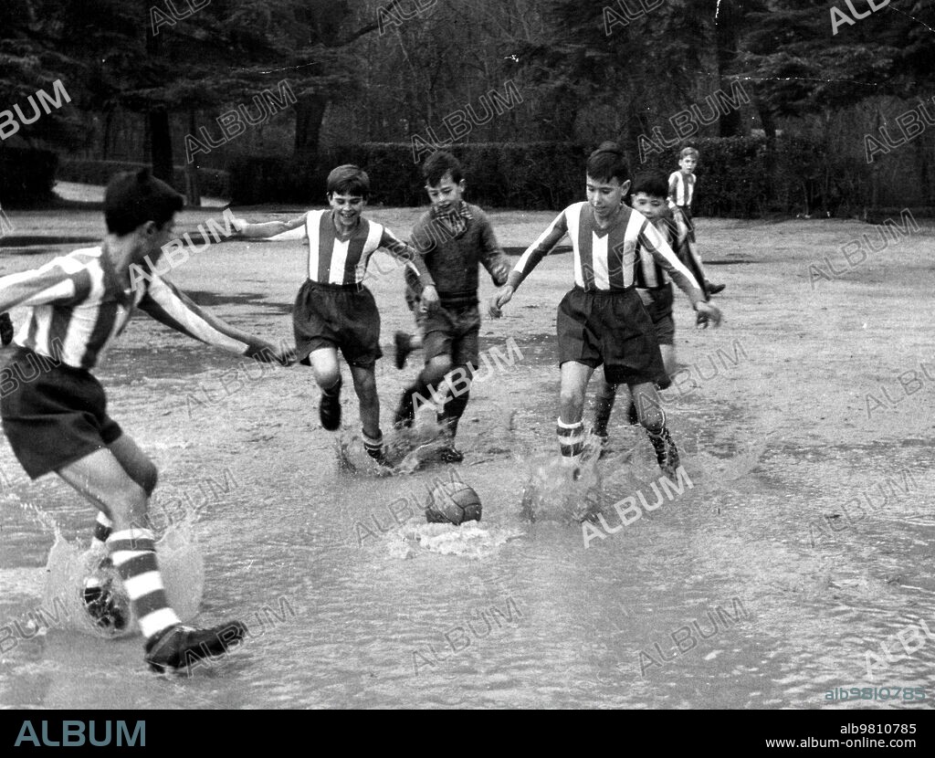 Madrid. 13/02/1958. Niños jugando al fútbol en la Chopera del Retiro con motivo de los II Juegos Predeportivos de Enseñanza Primaria.