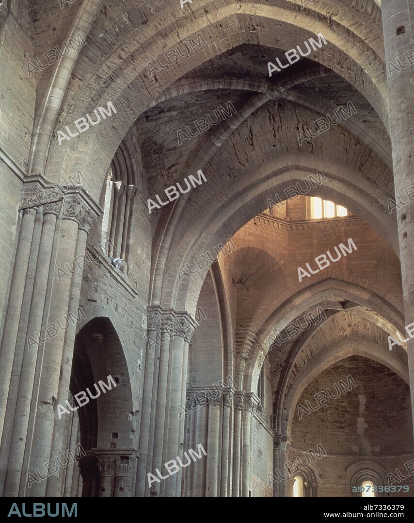 NAVE CENTRAL-CUBIERTA POR BOVEDA DE CRUCERIA-ARCOS FAJONES Y TROMPAS DEL CIMBORRIO-S XIII.