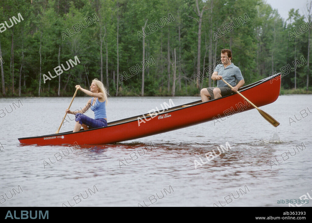 GWYNETH PALTROW and JACK BLACK in SHALLOW HAL, 2001, directed by BOBBY & PETER FARRELLY, BOBBY FARRELLY and PETER FARRELLY. Copyright 20TH CENTURY FOX / WATSON, GLEN.